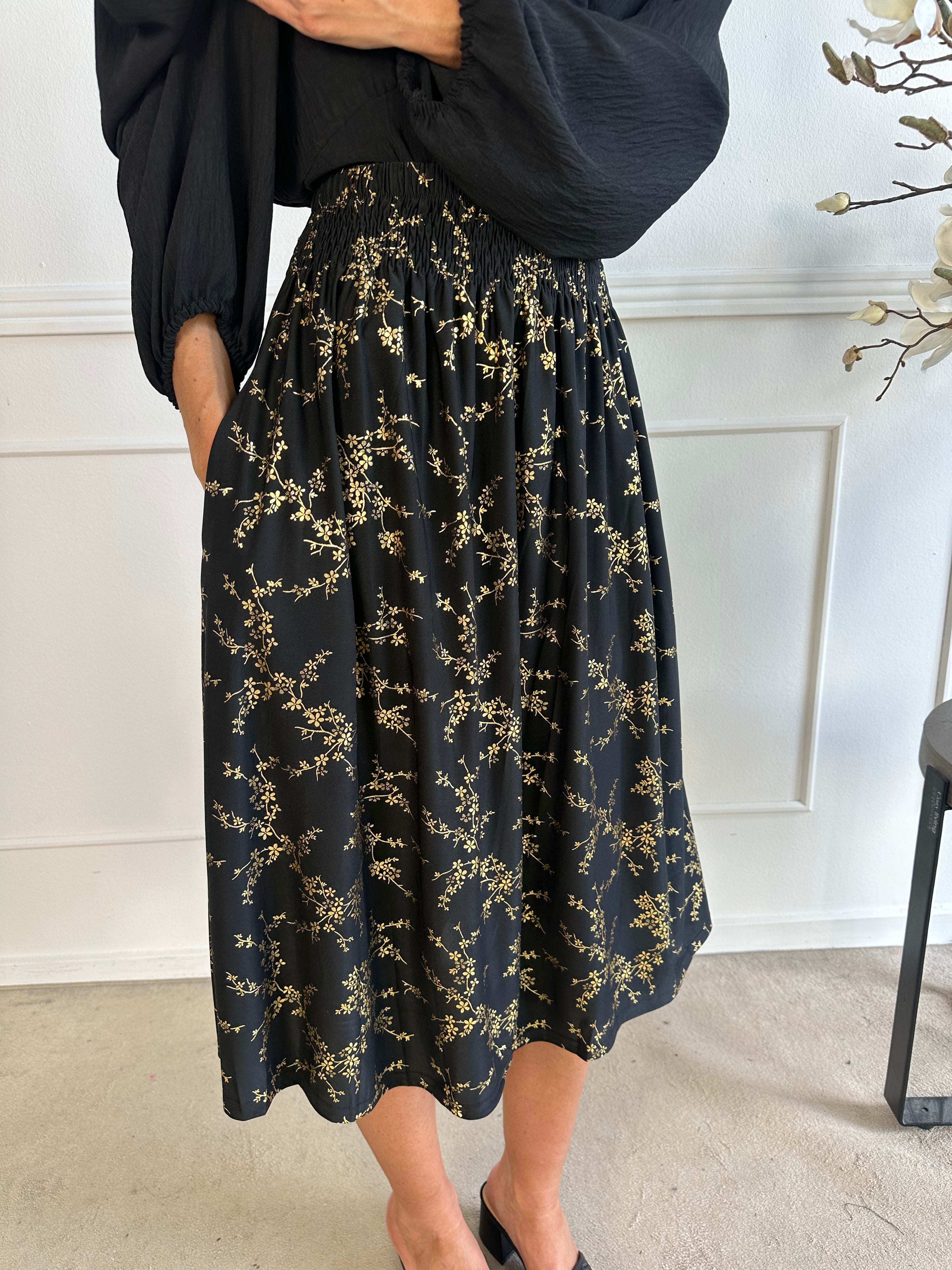 Pams Gold Midi Skirt - Kjol i stretchigt material med fickor